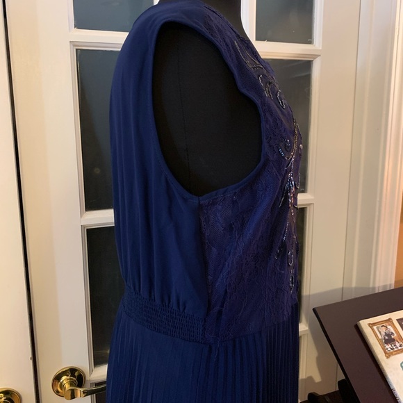 Reba...Another Stunner Dress - Picture 11 of 16